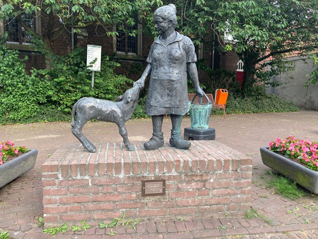 standbeeld bij de kerk.