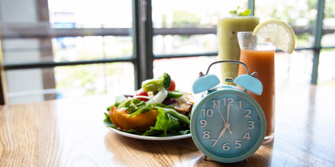 afbeelding van een maaltijd en een klok.