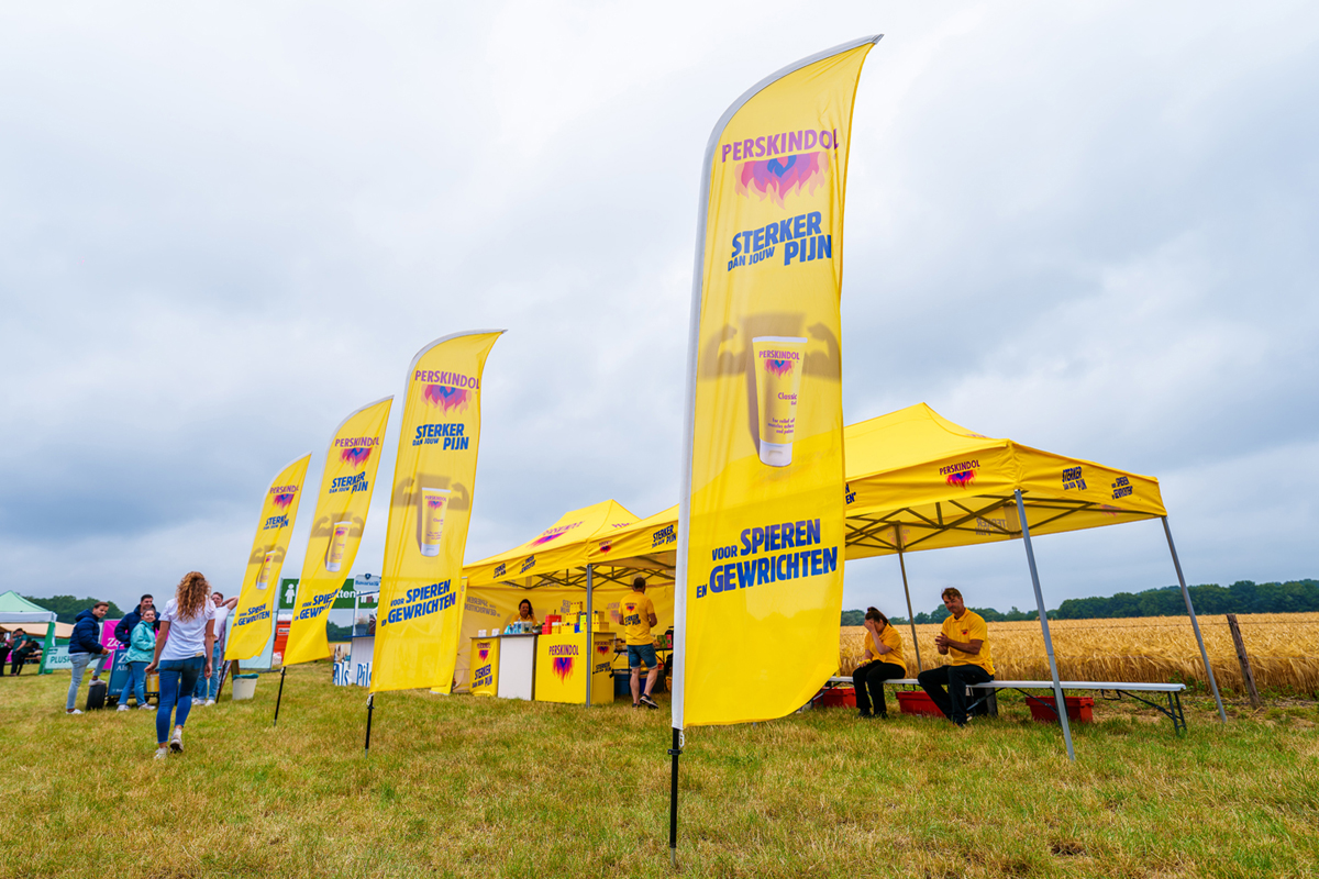 vlaggen en stand van Perskindol tijdens de 4Daagse Nijmegen