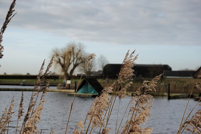 afbeelding van een tent waarin je op het water kunt kamperen, nabij de Dintelse Gorzen.