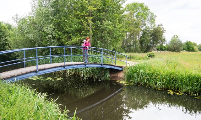 De blauwe brug tussen het Bin'nkamp en het Otterpad
