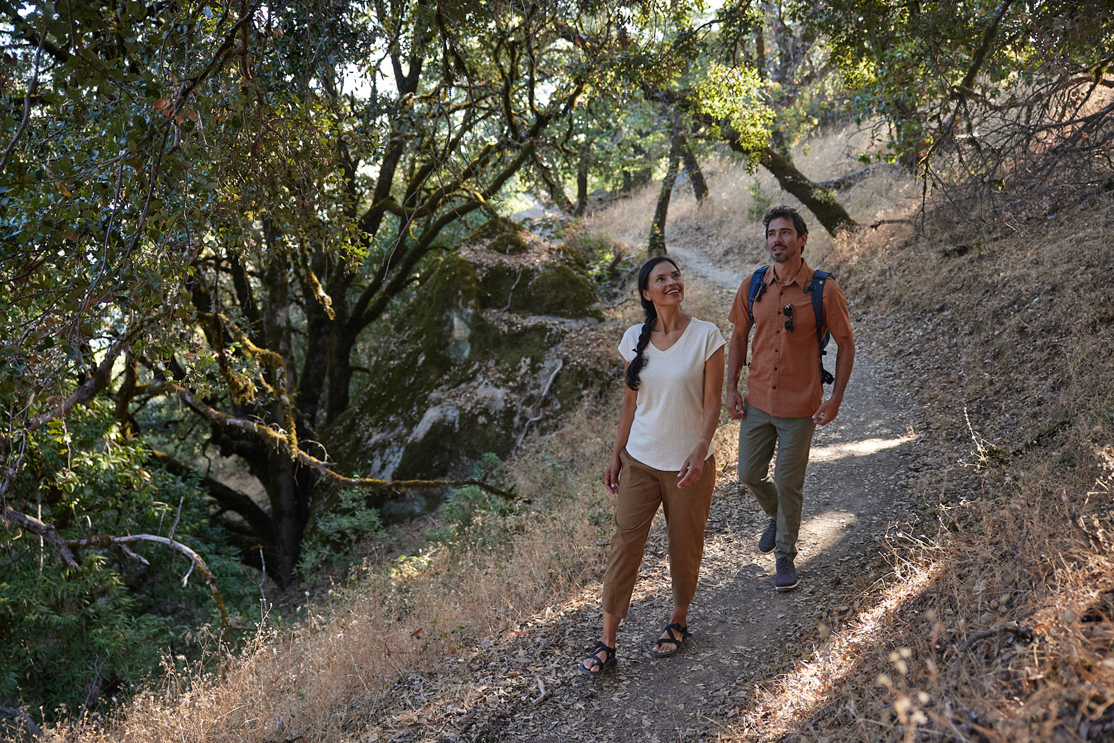 vrouw en man wandelen in de natuur in kleding van Royal Robbins.
