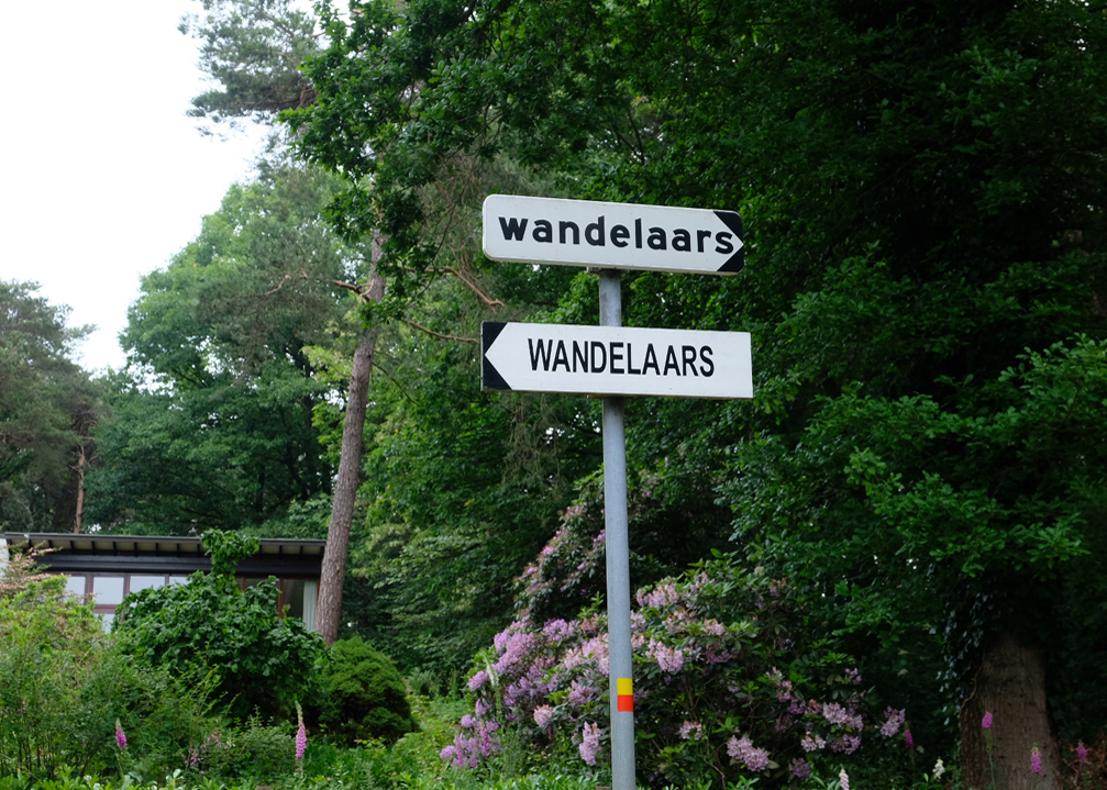 afbeelding van bewegwijzering voor wandelaars.