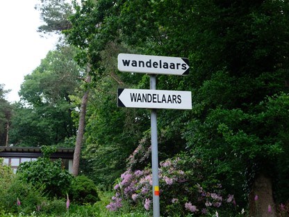 afbeelding van bewegwijzering voor wandelaars.