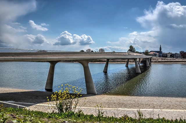 De Lentloper (Promenadebrug) 
