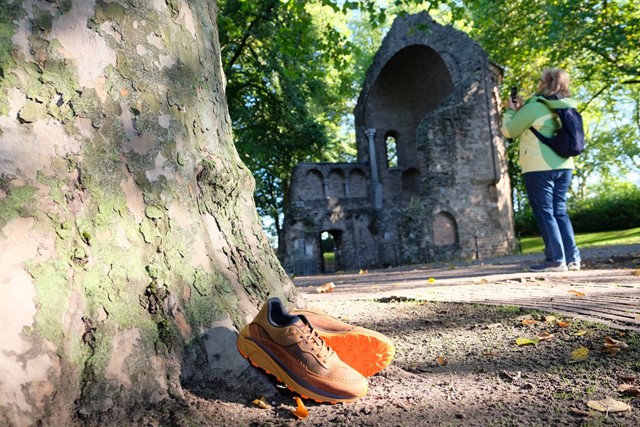 afbeelding van Duca-wandelschoenen met op de achtergrond een bekende ruïne.
