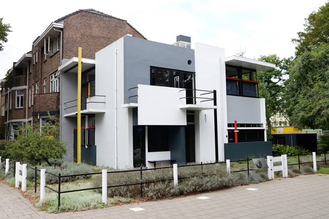 het vooraanzicht van het Rietveld Schroderhuis in Utrecht.