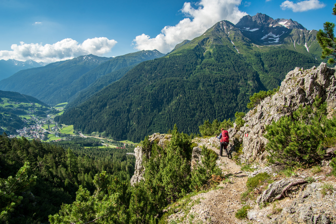 afbeelding van een backpacker in de bergen