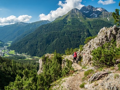 afbeelding van een backpacker in de bergen