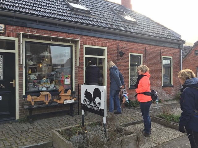 Wandelaars bij De Snuisterij in Usquert