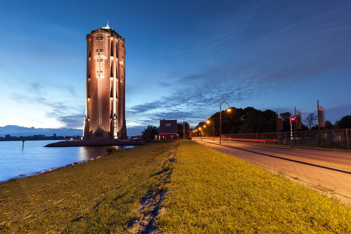 afbeelding van de watertoren van Aalsmeer by night.