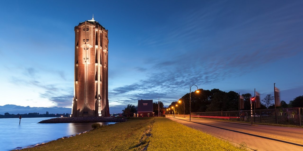 afbeelding van de watertoren van Aalsmeer by night.