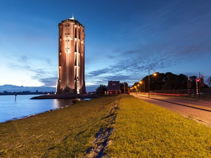 afbeelding van de watertoren van Aalsmeer by night.
