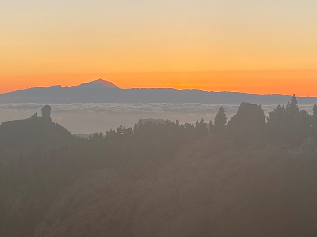 Links op de foto het silhouet van de monoliet Roca Nublo. Daarachter de zee en El Teide, de grootste vulkaan van Tenerife.