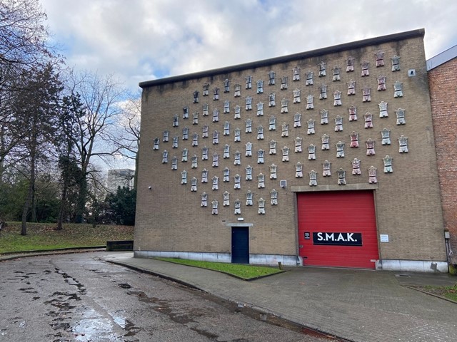 afbeelding van een wand vol kunst bij SMAK in Gent.