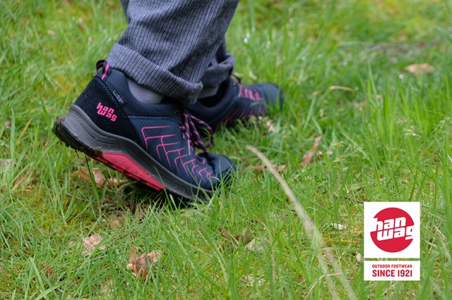 wandelschoenen op een grasveld