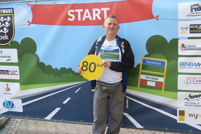 afbeelding van Mari Smits aan de start bij de Kennedymars Someren.