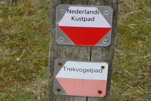 Bordjes en markeringen tijdens het wandelen; LAW wit-rood