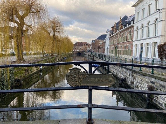 afbeelding van een uitzicht vanaf een brug in Gent.