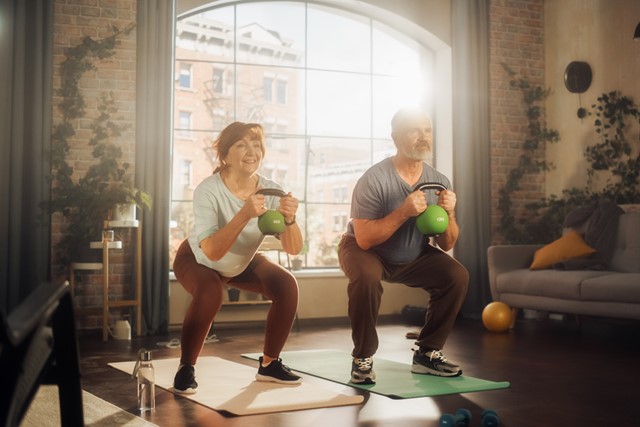 twee mensen doen binnen aan krachttraining.