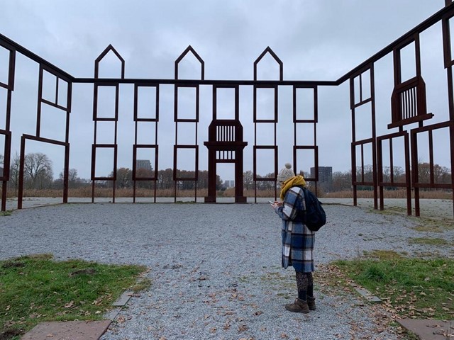 afbeelding van een wandelaar bij het monument van Huize Moerenburg.