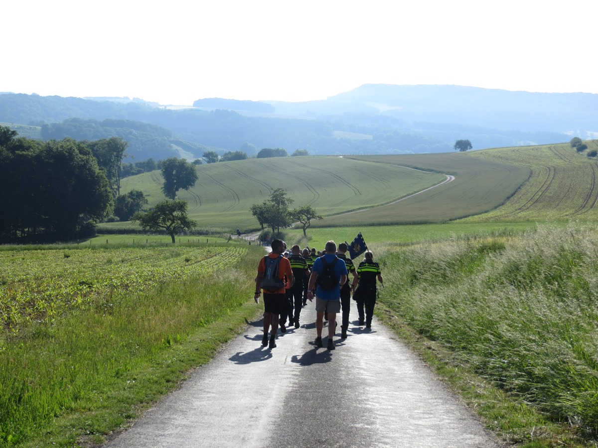 Wandelaars in de heuvels
