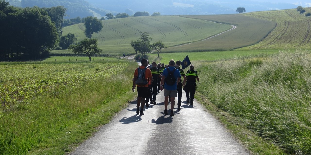 Wandelaars in de heuvels