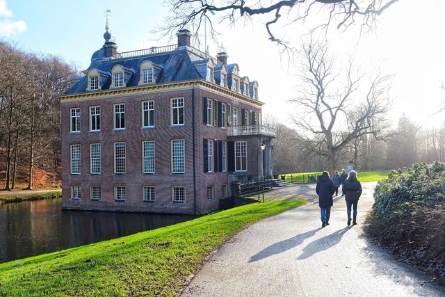 afbeelding van wandelaars langs Huize Zypendaal.