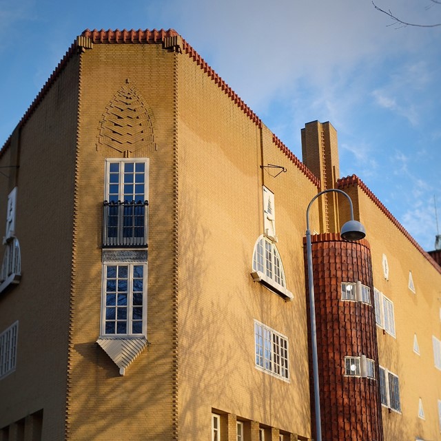 gevel met bakstenen, zon en schaduwen op een gebouw in de Spaarndammerbuurt Amsterdam.