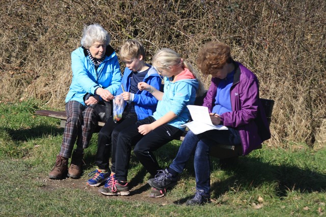 Wandelaars pauzeren op een bankje