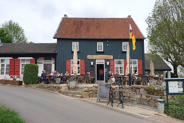 mensen op het terras bij Herberg de Smidse.