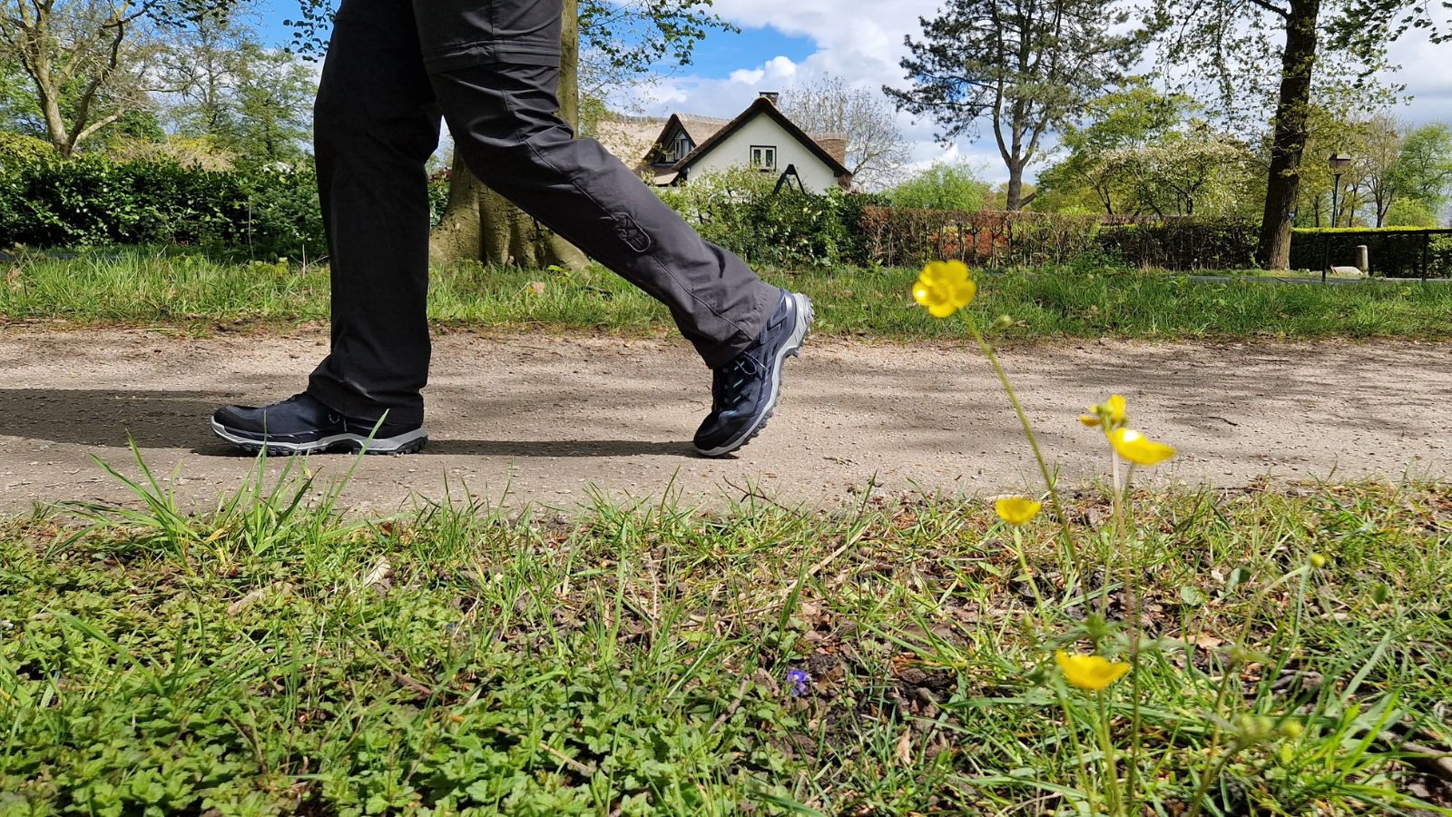 Voor Jou Getest LOWA INNOVO Ws GTX; close up van benen en schoenen wandelend over pad