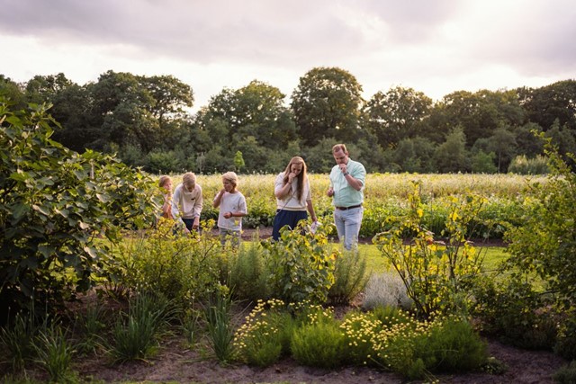 Wandel In En Om De A.Vogel Tuinen; gezin proeft kruiden