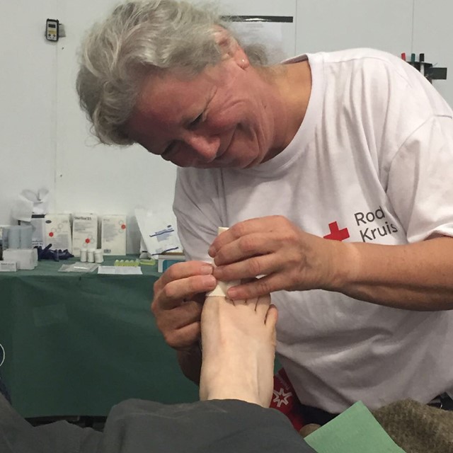 Louise Schalkoort behandelt een blaar op de post van het Rode Kruis tijdens de 4Daagse.