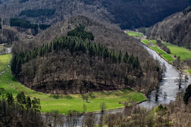 Wandelroute Botassart waar de rivier de Semois stroomt: Tombeau du Géant