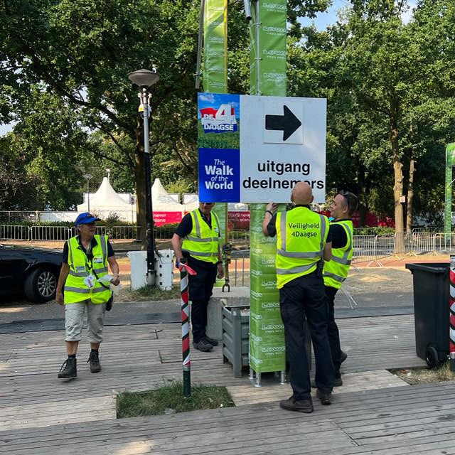Dienst Toezicht en Handhaving aan het werk tijdens de 4Daagse.