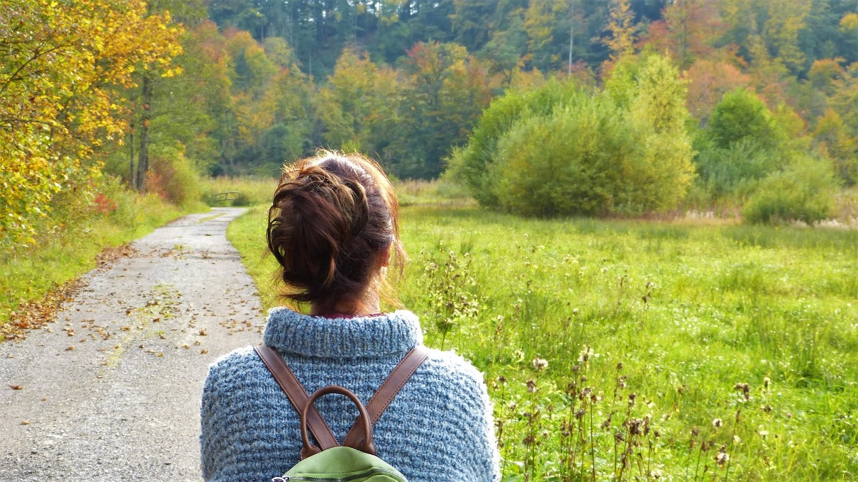 Vrouw wandelen in park