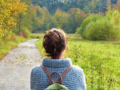 Vrouw wandelen in park