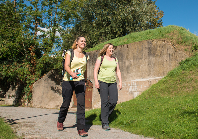 Afbeelding wandelaars bij fort