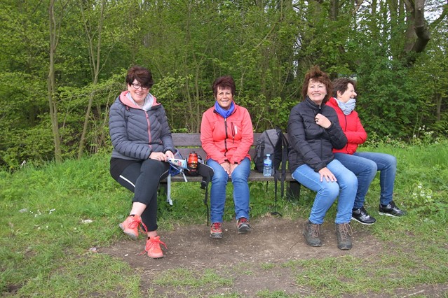 Wandelaars rusten uit tijdens wandeling