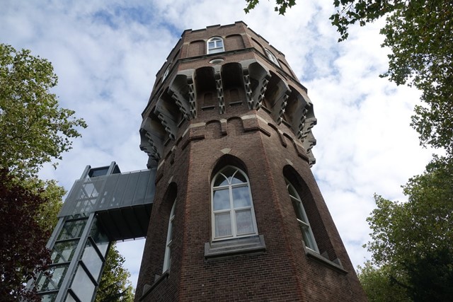 afbeelding van de watertoren in Middelburg vanuit een laag kijkpunt.