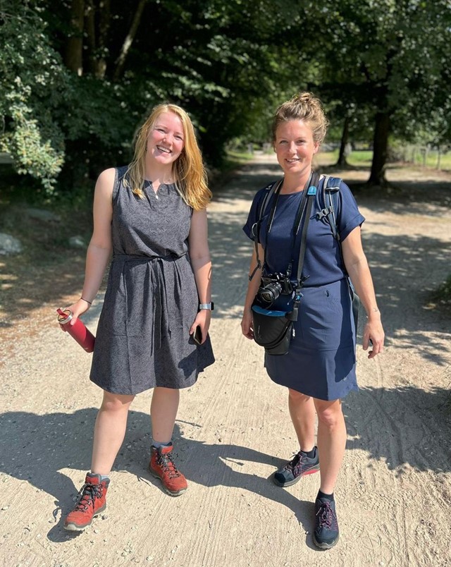 Wandel.nl-reporters Suze (L) en Lizanne in actie in hun wandeljurkjes.