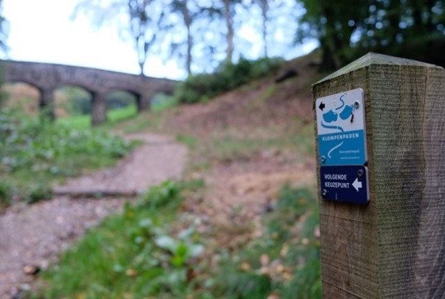 Klompenpad-markering langs een wandelroute in het buitengebied