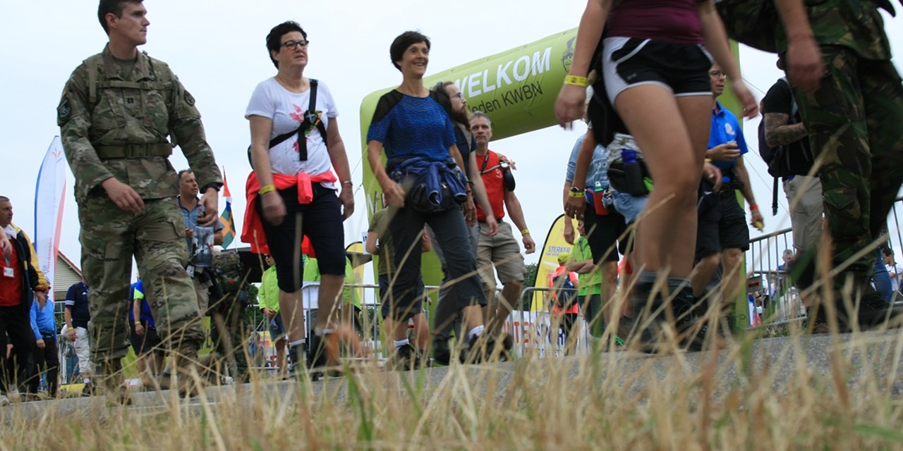 Wandelaars op de 103de Vierdaagse Nijmegen