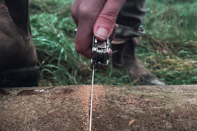 afbeelding van Rick die zaagt met de Leatherman.
