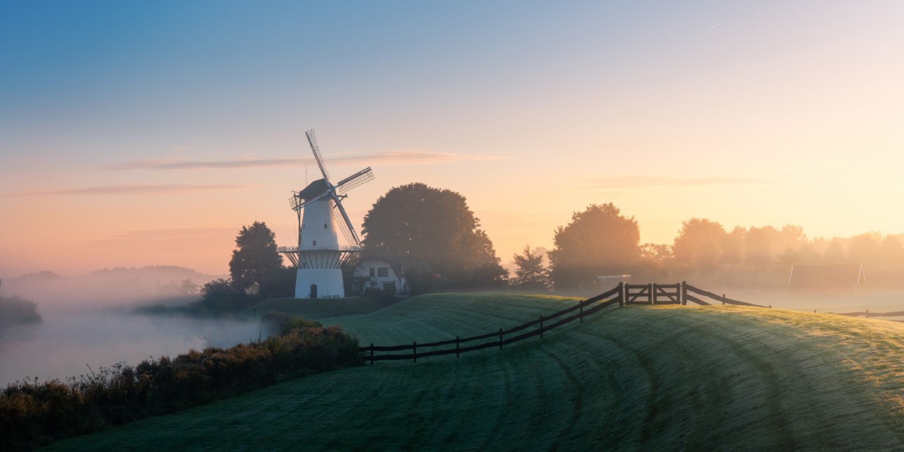 Molen De Vlinder met mist.