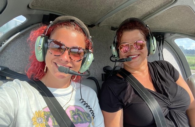 Maud en haar moeder in een helikoper