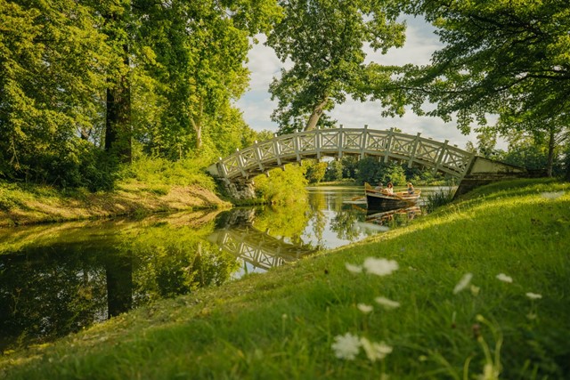 Bootje over het water in Tuinenrijk Dessau-Wörlitz