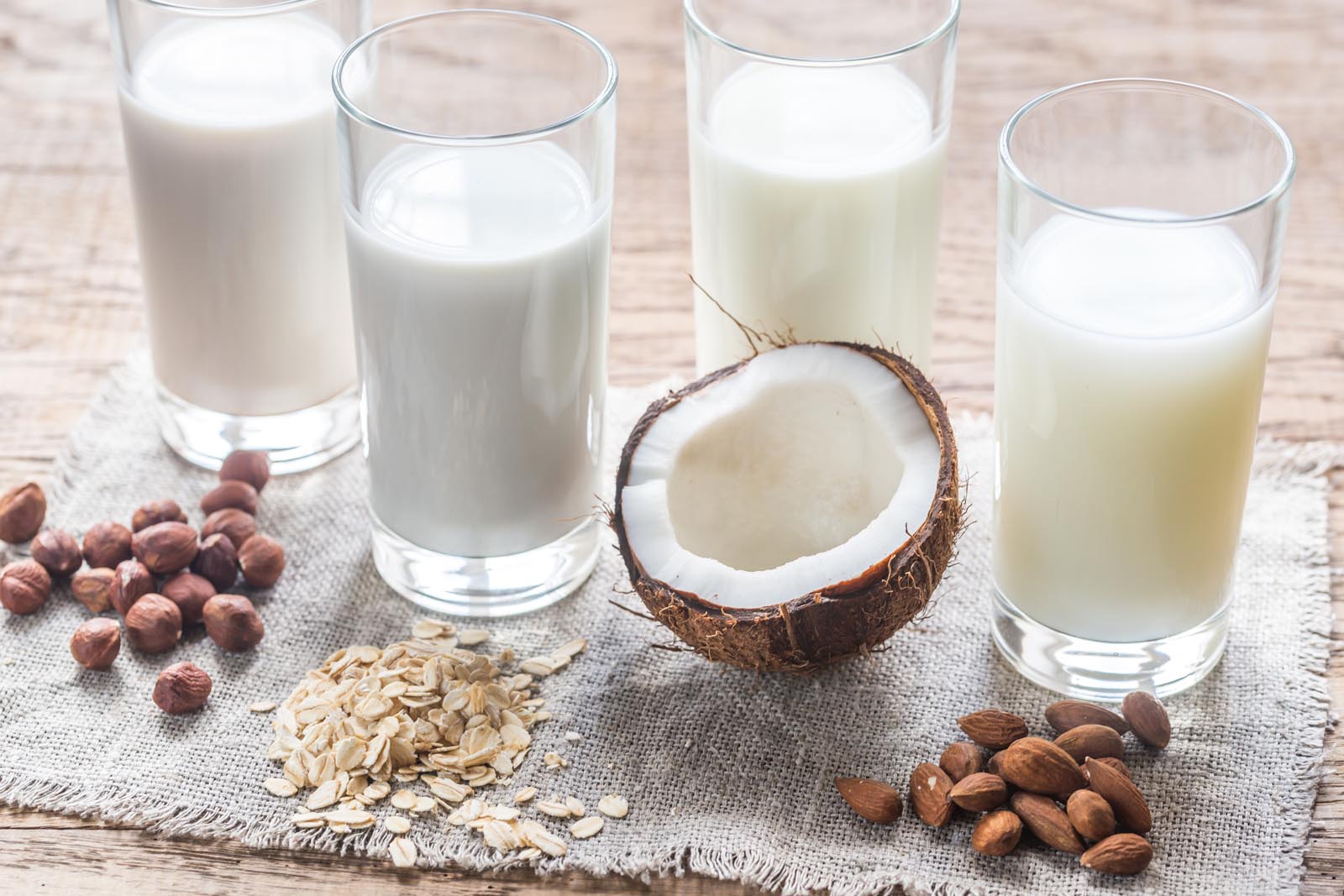 afbeelding van melk- en zuivelvervangers op tafel.
