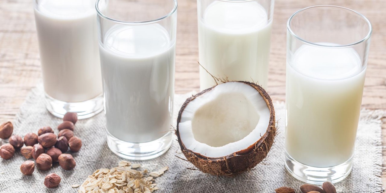afbeelding van melk- en zuivelvervangers op tafel.